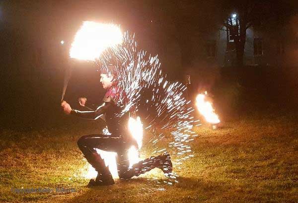 Feuershow Thüringen mit der Feuerjonglage von der Robaria-Show