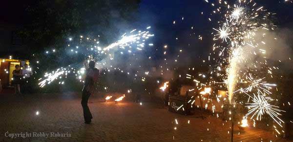 Bei der Robaria-Show eine Feuershow Schlangenshow buchen