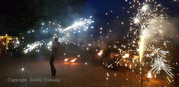 Feuershow Schlangenshow ist ein Variante der Robaria-Show