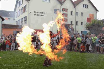 Feuershow zum Schulfest