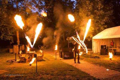 Flammenprojektoren in der Feuershow Robaria