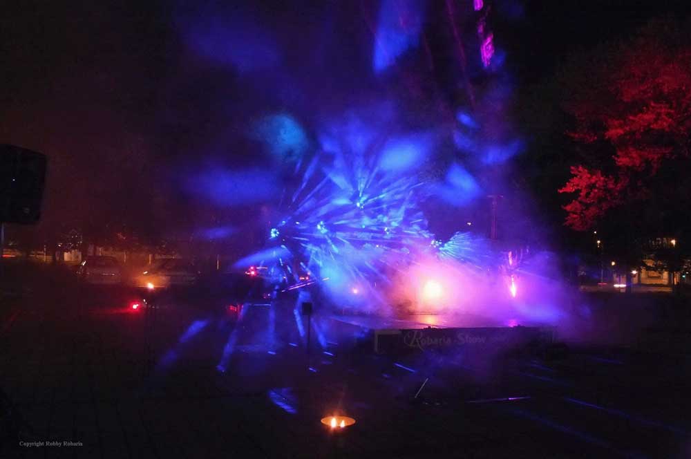 Lichtshow LED Laser mit Lichtjonglage und Feuershow