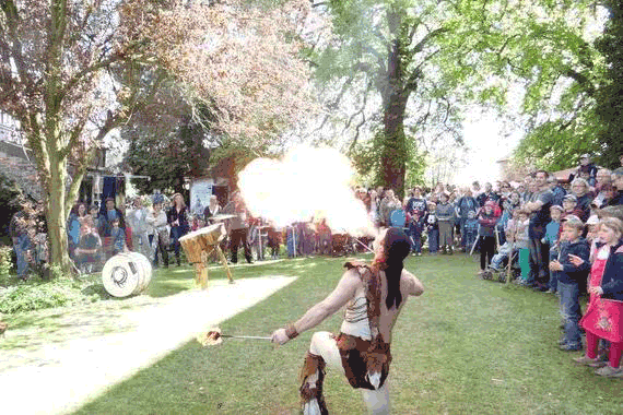 Feuershow als Nachmittagprogramm