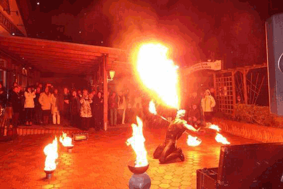 Feuershow im Regen
