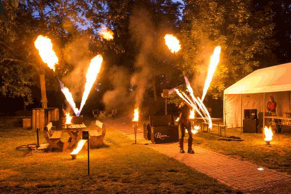 Flammenprojektoren in der Feuershow Robaria