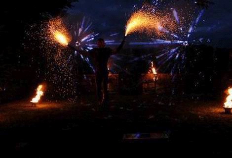 Schlangenshow mit Feuer