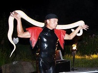 Robaria-Show mit Schlangen